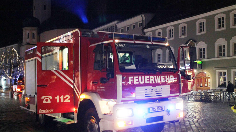 Ein Feuerwehreinsatz beim Kino in Straubing am Sonntagabend: ein Rauchmelder hatte angeschlagen.