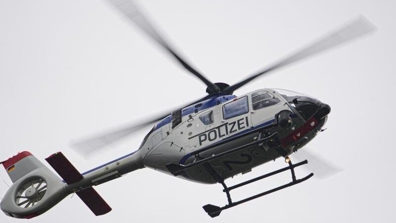 Die Polizei suchte unter anderem mit Hilfe eines Hubschraubers einen 23-Jährigen bei Eching, nachdem ein Streit eskaliert war. (Symbolfoto)