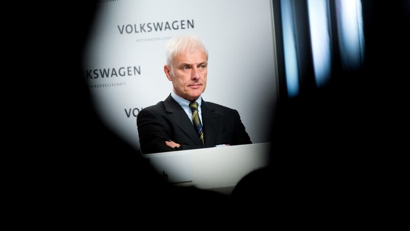 Matthias Müller, Vorstandsvorsitzender der Volkswagen AG, sitzt am 10.12.2015 bei einer Pressekonferenz von Volkswagen in Wolfsburg.