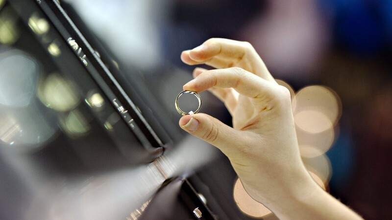 Ein Paar hat Ringe im Gesamtwert von 15.000 Euro gestohlen.