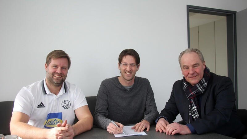Sportleiter Nils Haack (links) und der Vorstandsvorsitzende Manfred Maier (rechts) freuen sich über die Verpflichtung von Markus Wojtowicz als neuen Co-Trainer der SpVgg Landshut.