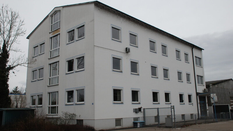 Das ehemalige Verwaltungsgebäude soll demnächst 54 Asylbewerber beherbergen.