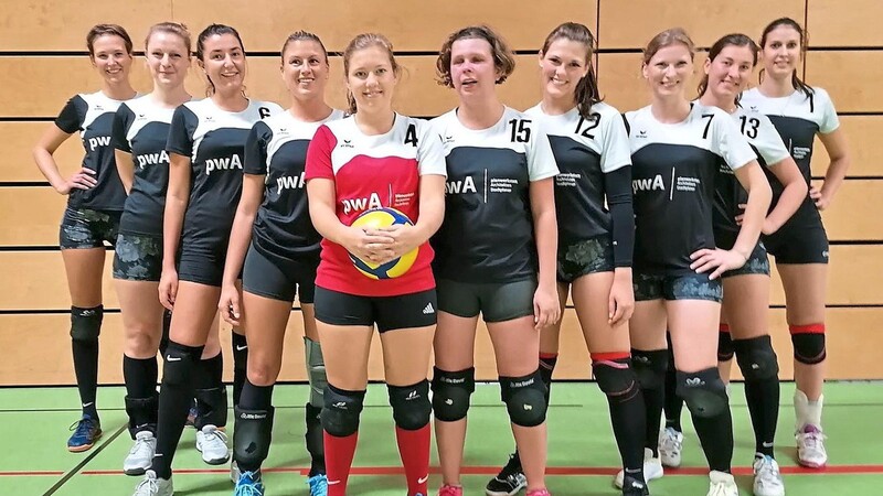 Die Further Damen (hier mit Neuzugang Daniela Ruhland, 4. von links) waren als Neuling in der Landesliga stolz auf ihren ersten Sieg gegen Regenstauf.