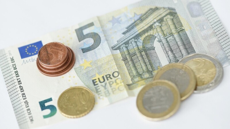 Der Mindestlohn in Deutschland soll bis 2022 von derzeit 9,35 auf 10,45 Euro steigen. (Symbolbild)