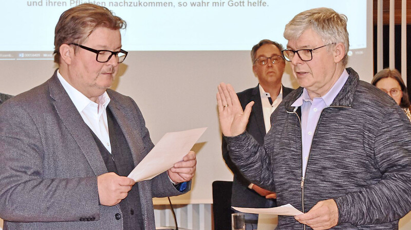 Bürgermeister Dieter Neubauer vereidigt Anton Moissl bei der jüngsten Sitzung als Essenbacher Marktgemeinderat.