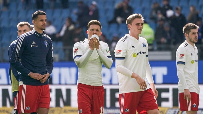 Hamburgs Robert Glatzel (v.l.), Sonny Kittel, Mikkel Kaufmann und Giorgi Chakvetadze verlassen nach der Niederlage gegen den SC Paderborn frustriert den Platz.