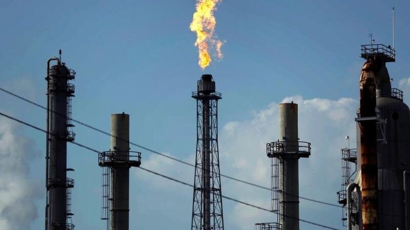 Eine Flamme brennt in einer Ölraffinerie in Texas.