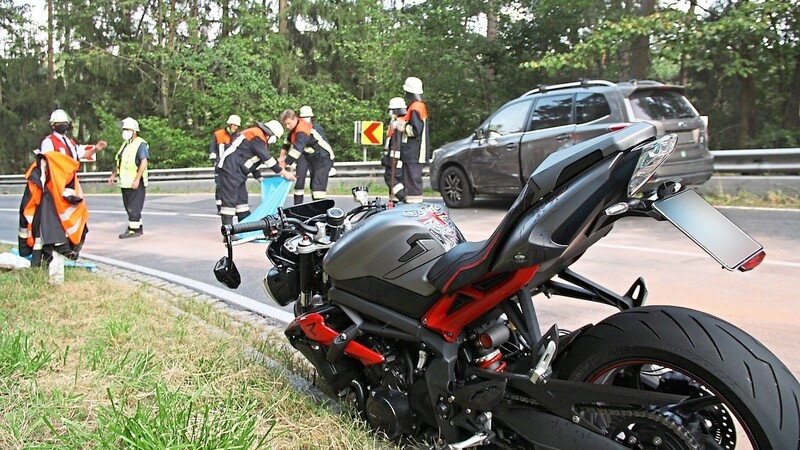 Der Motorradfahrer musste mit mittelschweren Verletzungen per Hubschrauber nach Regensburg geflogen werden.