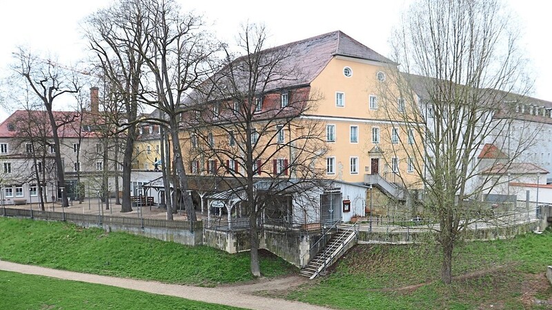Wie eine kleine Stadt in der großen liegen die Gebäude der Spitalstiftung am Ufer der Donau, direkt neben den letzten Brückenfüßen.