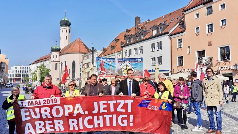 Sie waren vor Ort bei der Maikundgebung des DGB-Kreisverbandes Straubing-Bogen auf dem Stadtplatz an vorderster Front dabei. DGB-Kreisvorsitzender Johann Jungtäubl (4.v. links) und Festredner Willi Maxim (3.v. rechts) mit anderen Teilnehmern.