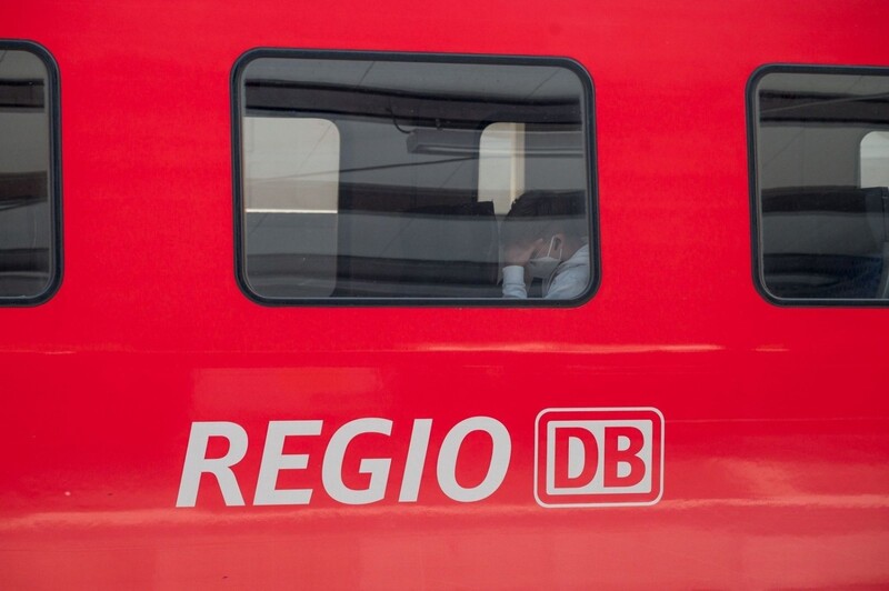 Um dem Fahrzeugmangel entgegenzuwirken, setzt die Deutsche Bahn zusätzlich Busse ein. (Symbolbild) 