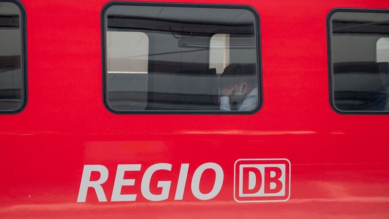Um dem Fahrzeugmangel entgegenzuwirken, setzt die Deutsche Bahn zusätzlich Busse ein. (Symbolbild)