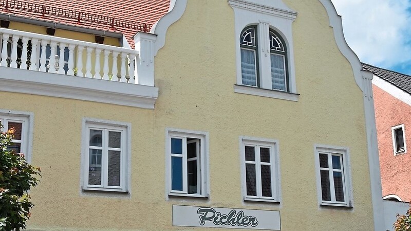 In der Marktstraße 10 ist Farben Pichler seit 1980 beheimatet. Jetzt verkünden in den Schaufenstern die Plakate die baldige Wiedereröffnung.