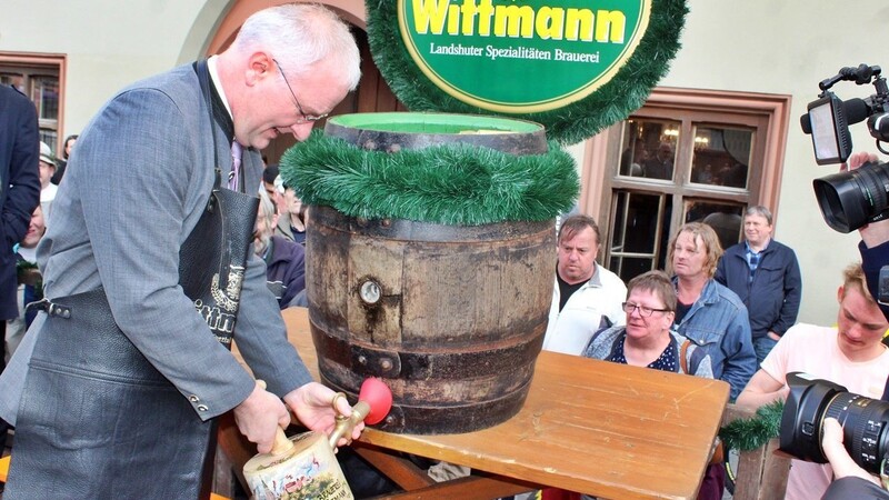 Oberbürgermeister Alexander Putz zapfte das erste Fass Bier an.