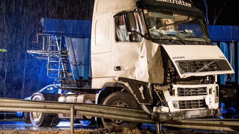 Bei der Kollision mit dem Lastwagen starb der Autofahrer noch am Unfallort. Foto: Mathias Adam