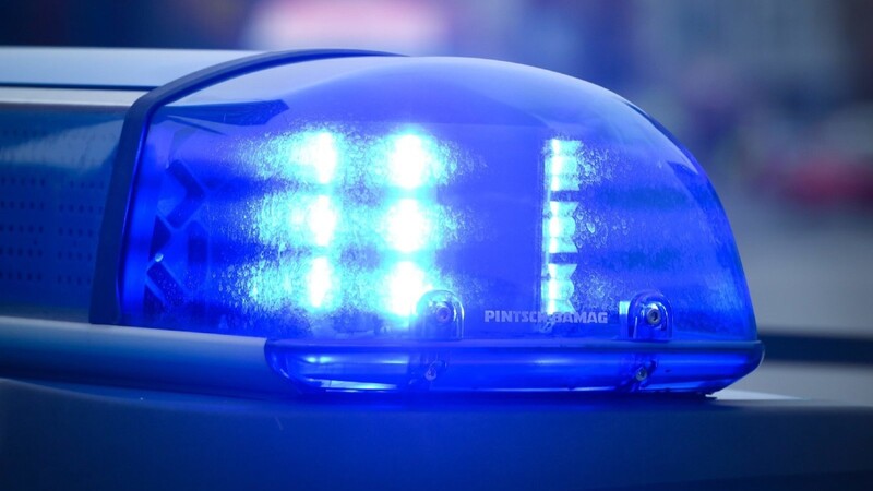 Raubüberfall auf offener Straße in Neufahrn bei Freising. Die Polizei bittet um Zeugenhinweise.