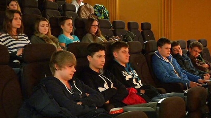 Die Schüler der Mittelschule Moosburg sahen bei der Schulkinowoche den Film "Achtzehn - Wagnis Leben".