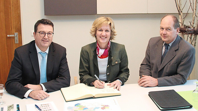 MdL Petra Högl informierte sich bei Behördenleiter Roland Spiller (links) und Abteilungsleiter Michael Kreiner über die Arbeit des Amtes für Ländliche Entwicklung Niederbayern.