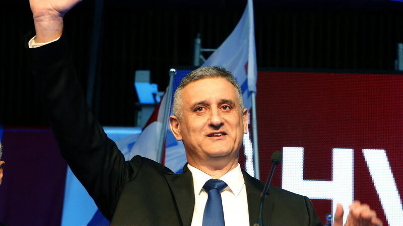 Der Oppositionsführer Tomislav Karamarko der Kroatischen Demokratischen Union (HDZ) feierte in der Altstadt von Zagreb am 8. November 2015. Die konservative Partei HDZ hatte 59 von insgesamt 151 Sitzen im Parlament gewonnen.