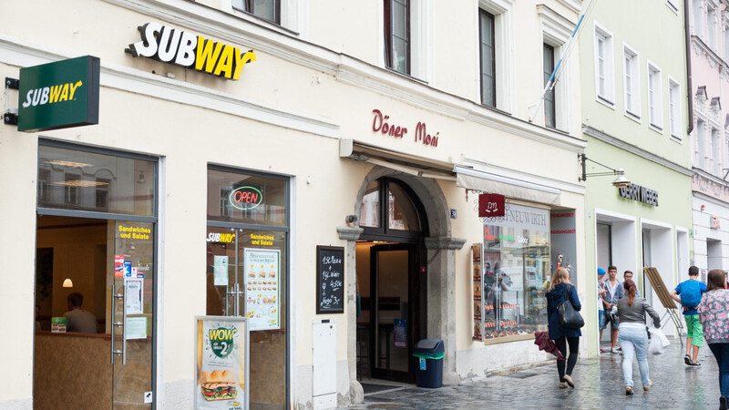 Der Inhaber der Subway-Filialen in Straubing, Cham und Dingolfing ist insolvent. Das Bild zeigt die Filiale in Straubing. (Foto: Susanne Raith)