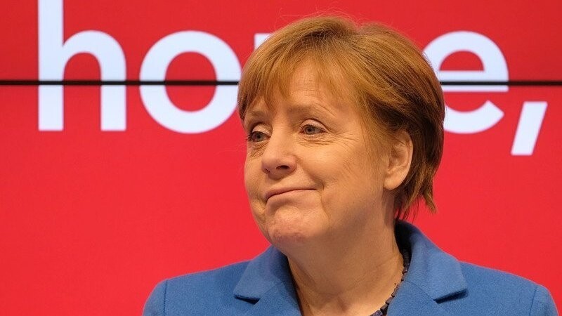 Bundeskanzlerin Angela Merkel (CDU) lächelt am 15.03.2016 auf ihrem Rundgang über die CeBIT Messe in Hannover (Niedersachsen) in die Kamera. Die Schweiz ist das Partnerland der diesjährigen CeBIT, die bis zum 18.03.2016 dauert.