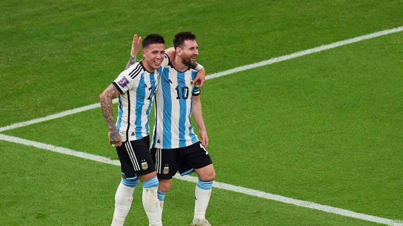 Die Argentinier Enzo Fernandez (l) und Lionel Messi jubeln gemeinsam nach einem Tor.