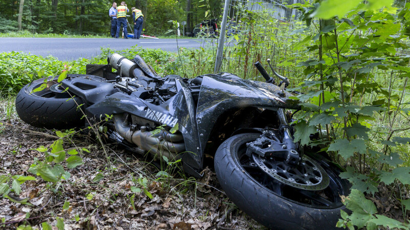Ein Motorradfahrer ist am Freitag im Kreis Passau schwer gestürzt. (Symbolbild)
