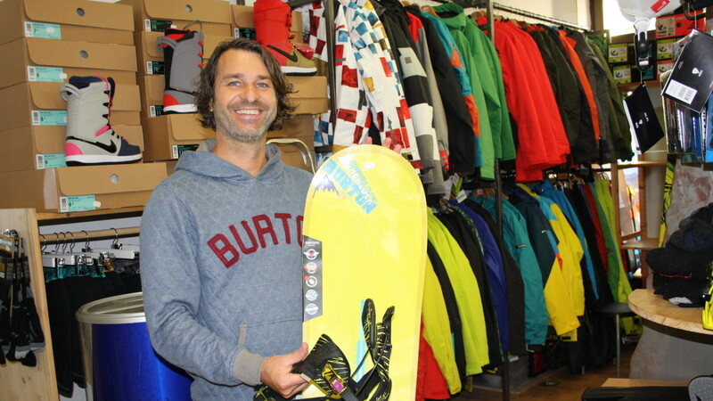Stefan Zeibig vom SWiTCH Boardershop in Straubing berät Snowboard-Einsteiger beim Kauf eines Snowboards. (Foto: Pfeffer)