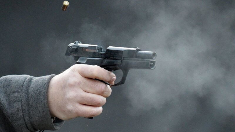 Vor einer Diskothek in Geiersthal, Landkreis Regen, hat ein bislang Unbekannter einen 22-Jährigen mit einer Schreckschusspistole "angeschossen".