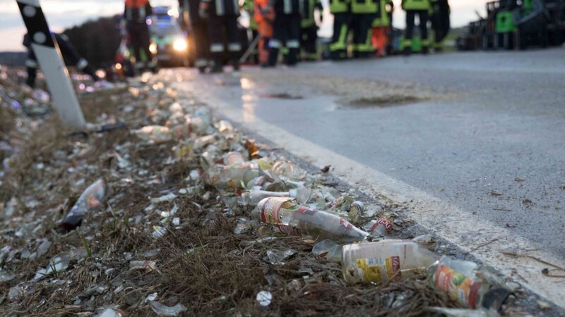 Ein Getränke-Lkw kam am Dienstagmorgen bei Geisenhausen ins Schleudern und verlor seine Ladung.