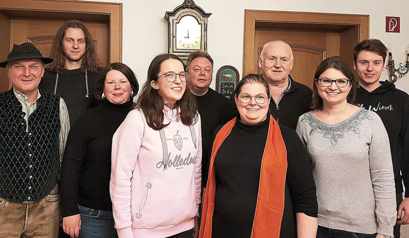 Der Vorstand der Kolpingsfamilie Mainburg um Vorsitzende Nicole Haberländer (4.v.r.) und Präses Stadtpfarrer Josef Paulus (3.v.r.). 