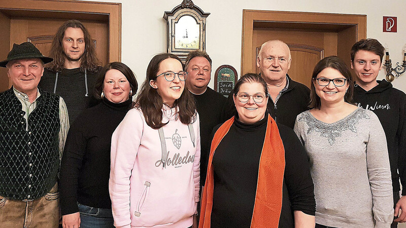 Der Vorstand der Kolpingsfamilie Mainburg um Vorsitzende Nicole Haberländer (4.v.r.) und Präses Stadtpfarrer Josef Paulus (3.v.r.).