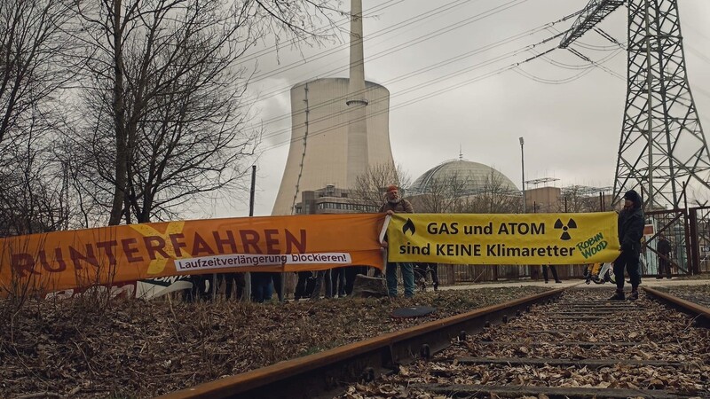 Aktivisten der Initiative "Runterfahren" demonstrieren vor dem Atomkraftwerk Isar 2.