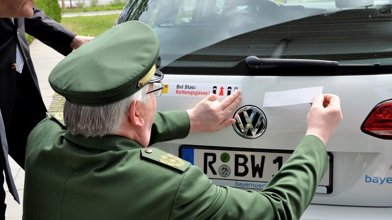 Polizeipräsident Gerold Mahlmeister beklebte eines der Bayernwerk-Dienstfahrzeuge.