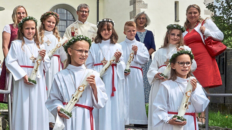 Die Erstkommunionkinder mit Pater Simeon und den Lehrerinnen Wolf, Steger und Danner-Schedlbauer.  Foto: Franz-Xaver Six