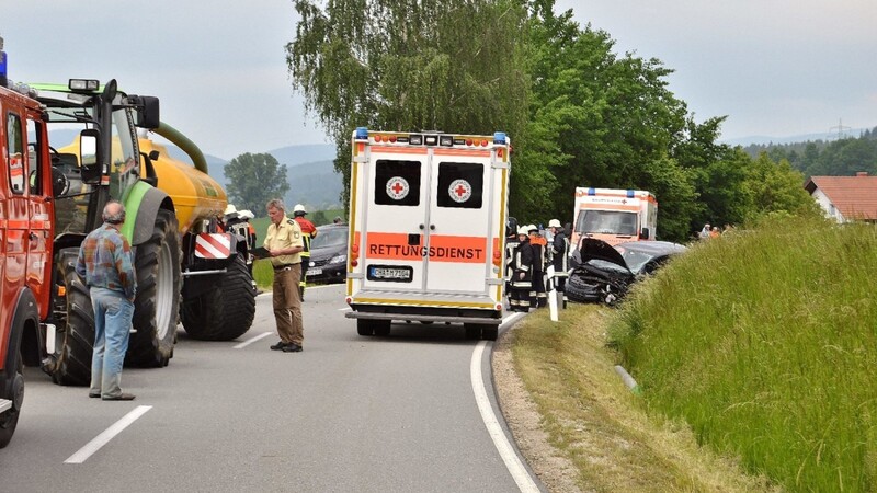 Bei einem Unfall nahe Perwolfing sind am Freitag drei Personen verletzt worden.