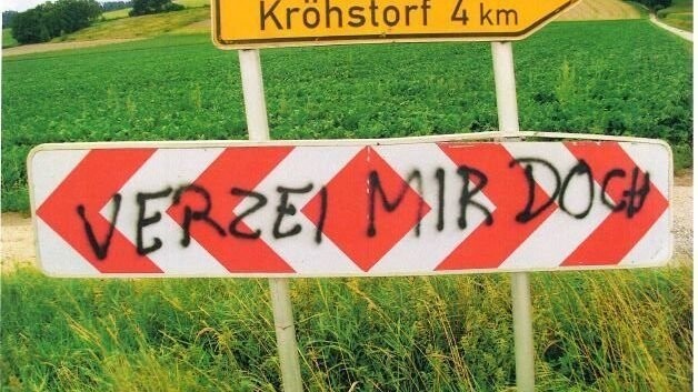 Ein unbekannter "Künstler" hat mehrere Verkehrsschilder nahe Roßbach mit Liebesbotschaften "verziert".