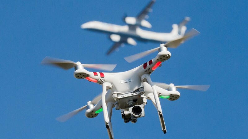Schon wieder wurden Drohnen in der Nähe eines Flugzeuges gesichtet.