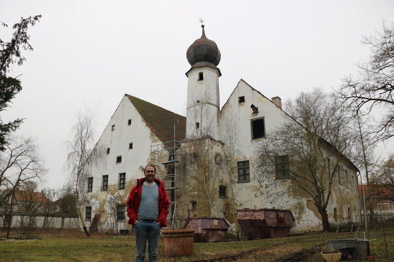 Michael Buschheuer vor seinem Schloss Grafentraubach. Als Schlossbesitzer möchte er sich noch nicht bezeichnen, das komme erst infrage, wenn er mit der Sanierung fertig ist. 