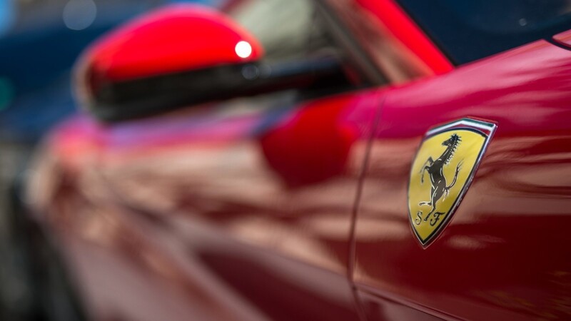 Symbolbild: Ein 75-Jähriger kam am Donnerstag auf der A93 mit seinem Ferrari ins Schleudern. Dabei entstanden 160.000 Euro Schaden.