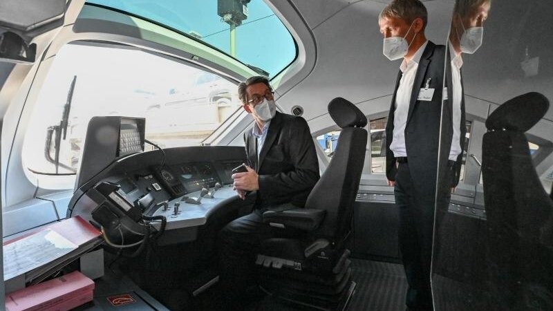 Bundesverkehrsminister Andreas Scheuer (l) und Tobias Fischer, Leiter Technik Fahrzeuge der Deutschen Bahn AG, in einem dieselbetriebenen ICE-Testzug.