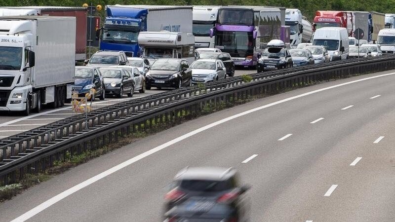 Nach einem Unfall auf der A3 bei Laaber (Kreis Regensburg) staute es sich am Donnerstag auf der Autobahn einmal mehr. Auch die Gaffer ließen nicht lange auf sich warten. (Symbolbild)