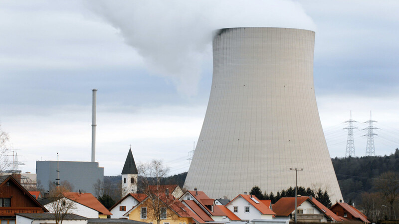 Das Reaktorgebäude des Kernkraftwerks Isar 1 soll rückgebaut werden. (Foto: Armin Weigel, dpa)