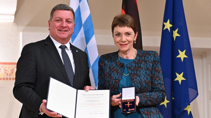 Staatsminister Christian Bernreiter hat am Samstag Prof. Dr. Marianne Haag-Weber mit dem Bundesverdienstkreuz am Bande des Verdienstordens der Bundesrepublik Deutschland ausgezeichnet.