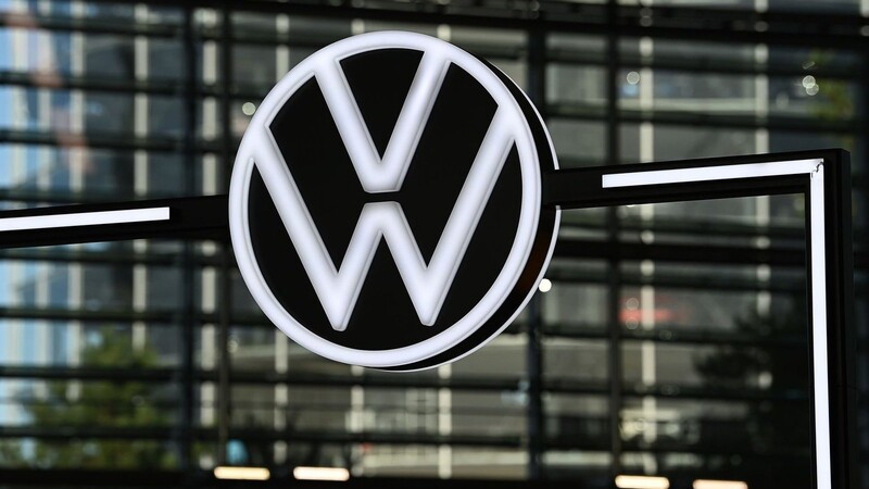 Das Logo von VW: Der Konzern will keine Werbung mehr auf Twitter schalten.
