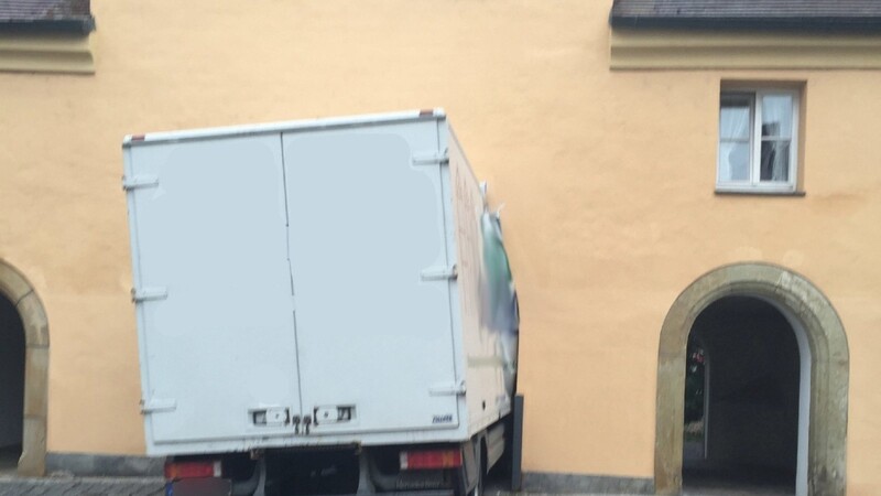 In Straubing ist am Dienstagabend ein Lastwagenfahrer am Spitaltor hängen geblieben.