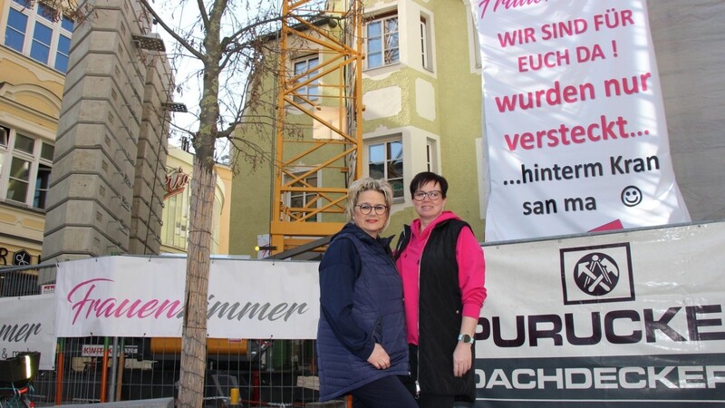 Das Modegeschäft "Frauenzimmer" ist in Not geraten. Seit der Kran aufgestellt wurde, ging der Umsatz dramatisch zurück, sagt Ladenchefin Andrea Baumgärtner (links, hier mit ihrer Schwester Tanja Willnecker).