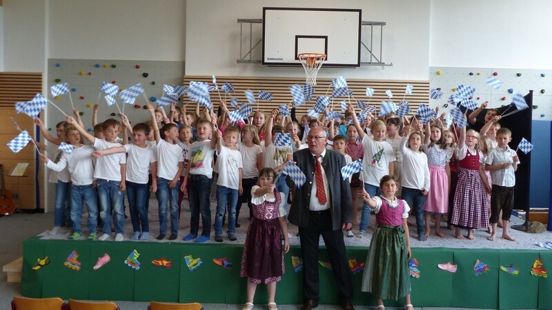 Abschließend sangen alle Schüler "We are the champions". Vroni Stöckl und Svenja Brunnmeier nahmen Bürgermeister Max Dietl in ihre Mitte.