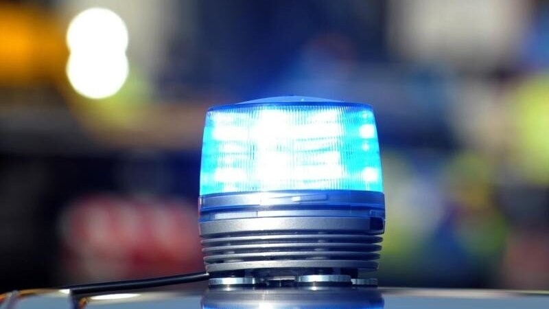 Das Blaulicht eines Streifenwagens der Polizei leuchtet. Foto: Stefan Puchner/dpa/Archivbild