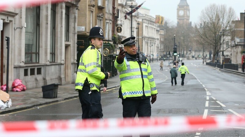 Polizisten am 23.3.2017 in London: Beim Terroranschlag auf der Westminster-Brücke und am Parlament im Herzen Londons hat ein Angreifer am Mittwoch mindestens fünf Menschen getötet und rund 40 teils schwer verletzt.
